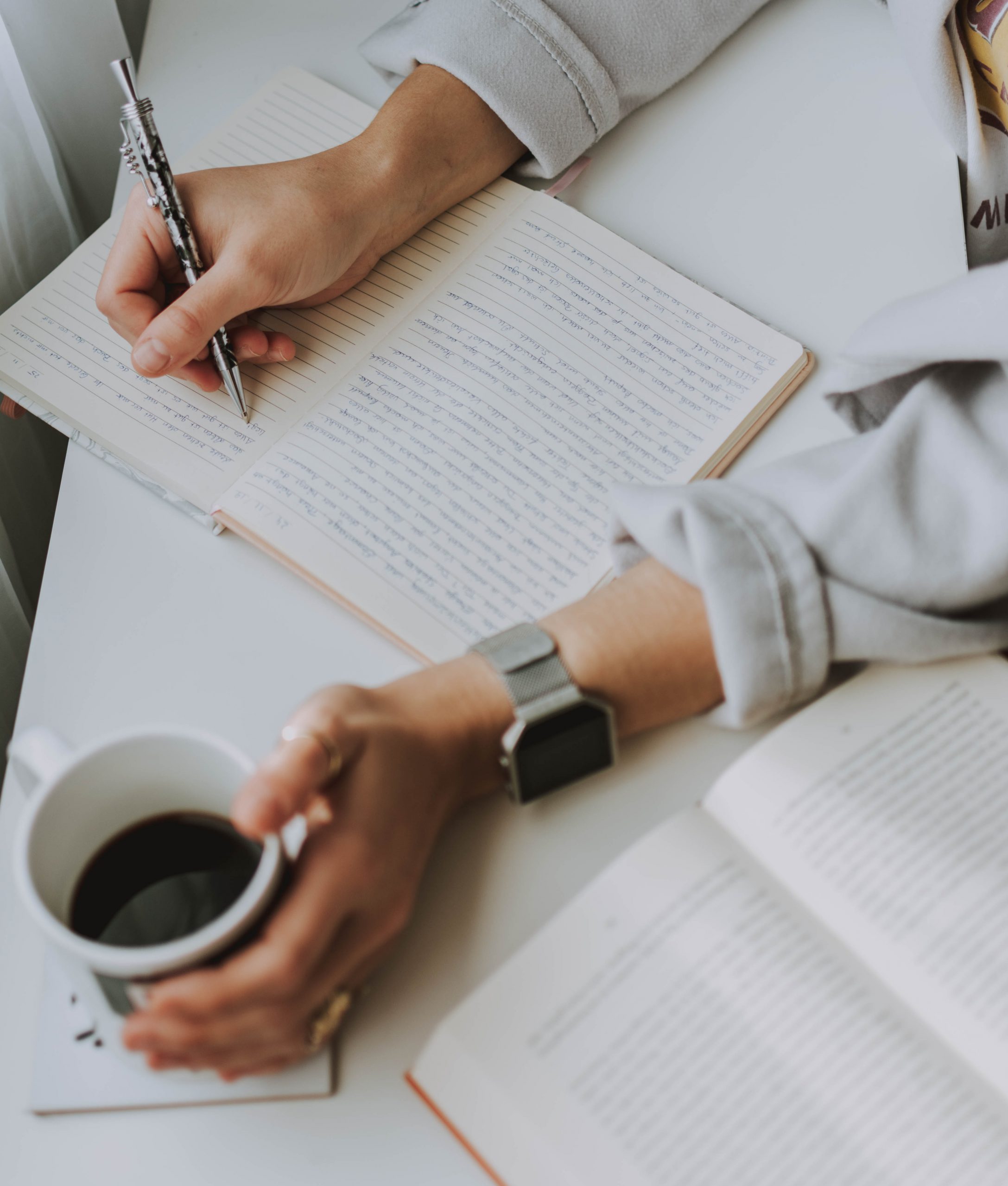 Muestra a un escritor creando contenido y copywriting